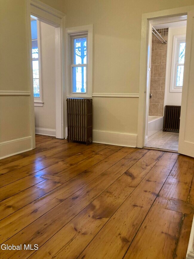 Building Photo - 162 4th St