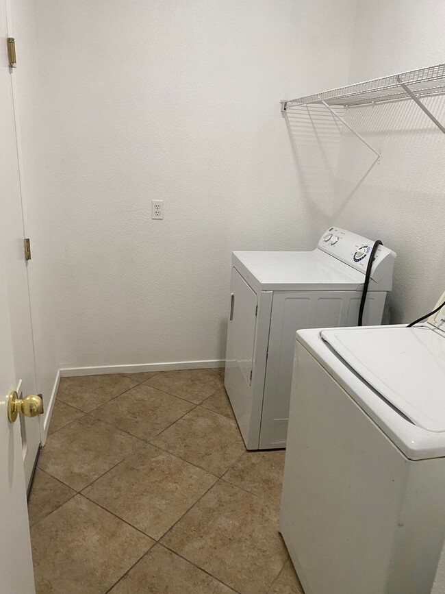 Building Photo - Great location on this split floorplan 3 b...