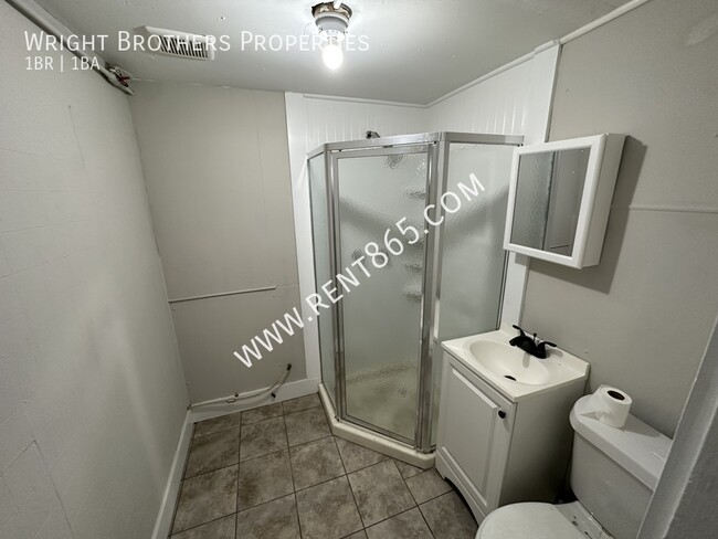 Building Photo - One Bedroom Fort Sanders Apartment right o...