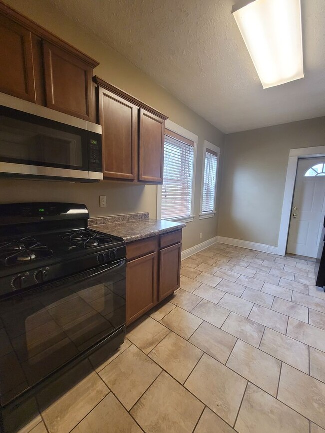 Building Photo - Beautiful Two Bedroom Townhome!
