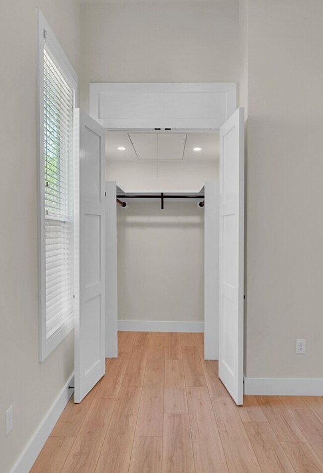 Building Photo - Beautiful 3 bedroom / 3 bath house available now!