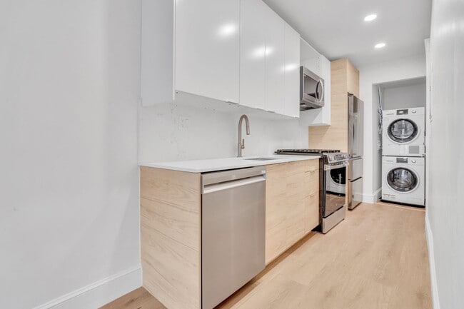 Building Photo - Charming 2 Bedroom