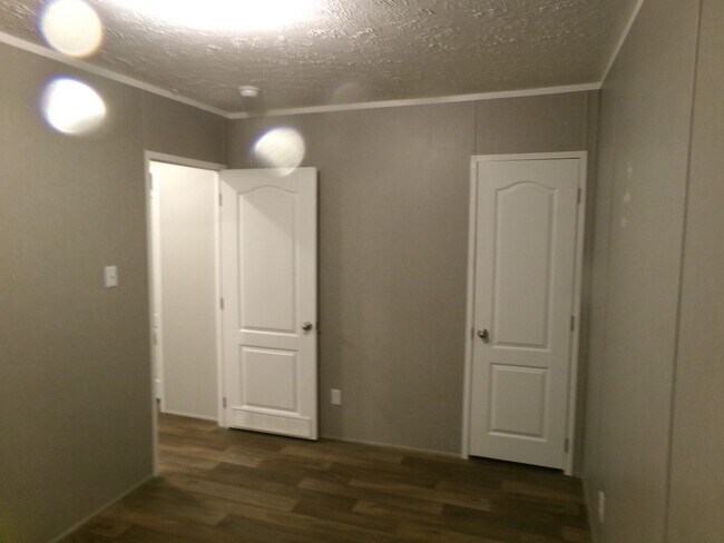 Building Photo - Country Living