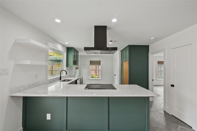 Building Photo - 312 W 31st St