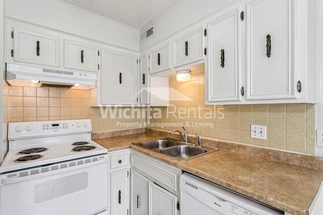 Building Photo - 2303 S White Oak Dr