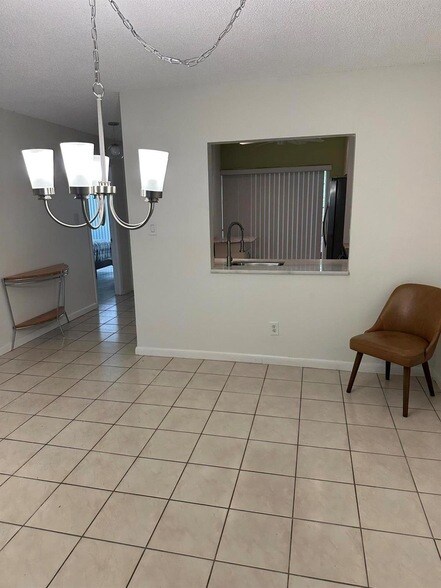 Building Photo - 9428 Oakburst Ln