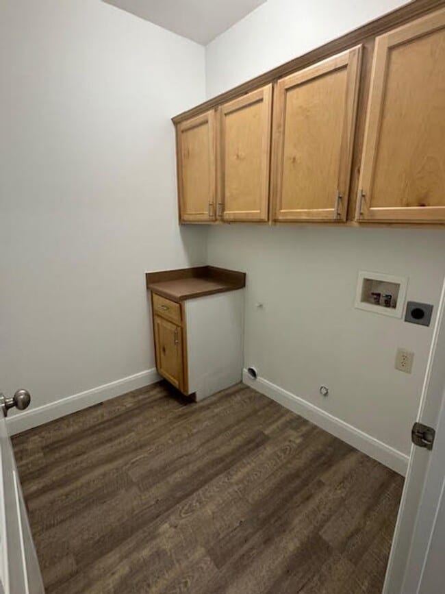 Building Photo - Duplex in Hurricane