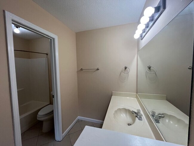 Building Photo - Renovated 2 Bedroom 2 Bath Home for Rent!