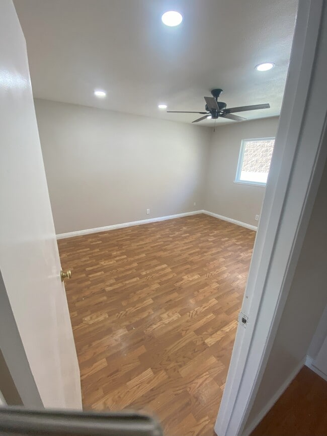 Building Photo - 9211 Vernon Ave