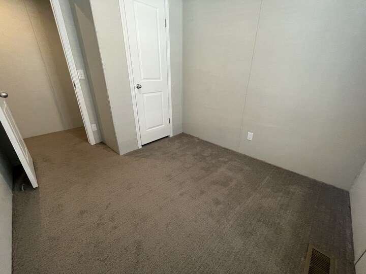 Building Photo - 38039 Leverette Ave