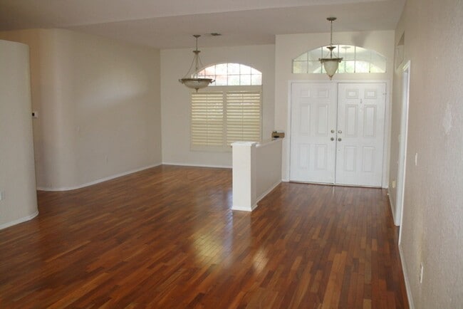 Building Photo - Beautiful 3 Bedroom two Bath