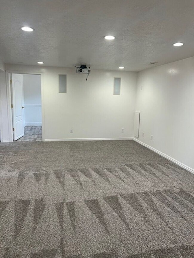 Building Photo - Kaysville 4 Bedroom, 2.5 Baths, big 2 car ...