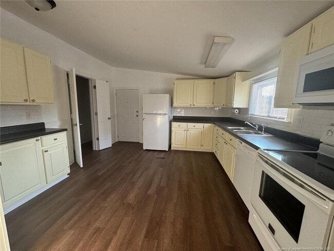 Building Photo - 15 Rhode Island Way