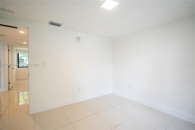 Building Photo - 1985 Bay Dr