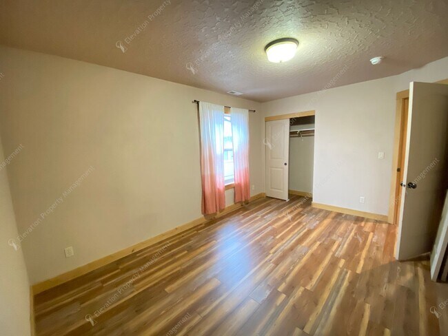 Building Photo - Dual-Level 3 BR - 2.5 BA Haven in Central Bend