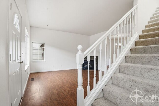 Building Photo - 419 NE 7th Ave