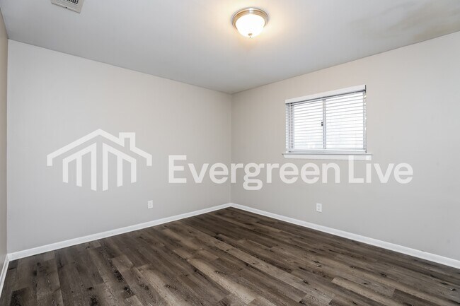 Building Photo - 9538 Vinewood Dr