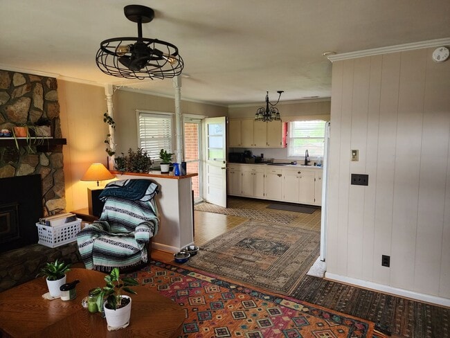 Building Photo - 3 Bed 1 bath Home Mount Airy