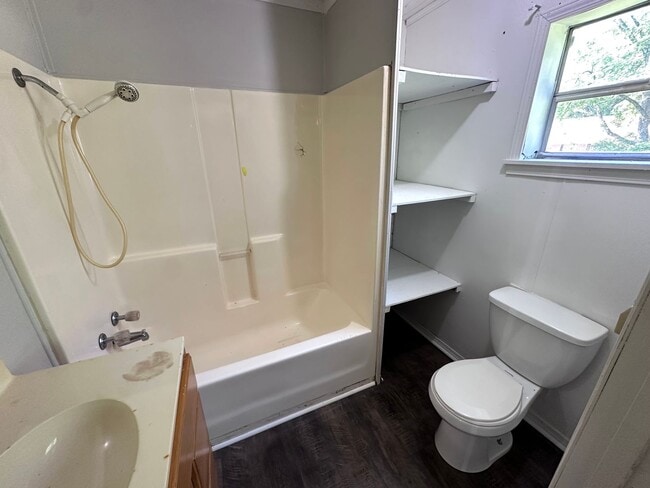 Building Photo - 1 Bedroom- 1 Bathroom- (with bonus room) House in Shannon!