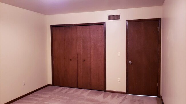 Building Photo - 2952 Sylvan Dr