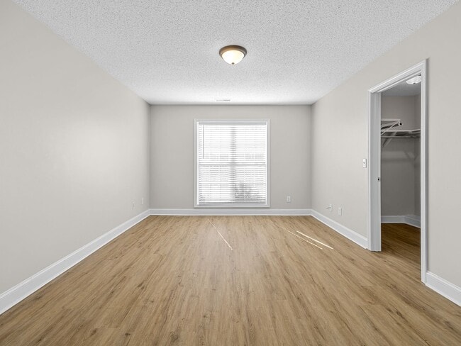Building Photo - Freshly Renovated 2 BR, 2 BA Townhome, Loc...