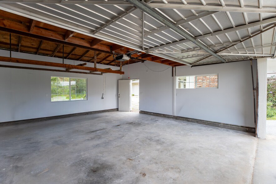 Building Photo - 384 Crazy Horse Canyon Rd