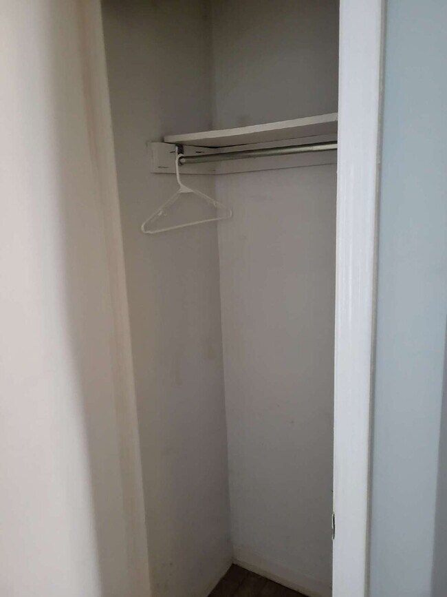 Building Photo - "Charming Goose Creek Townhouse: Cozy 2-Bedroom Retreat with Fireplace!"