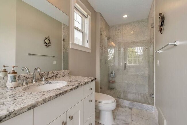 Building Photo - Upmarket Townhouse in Sought After Holladay City