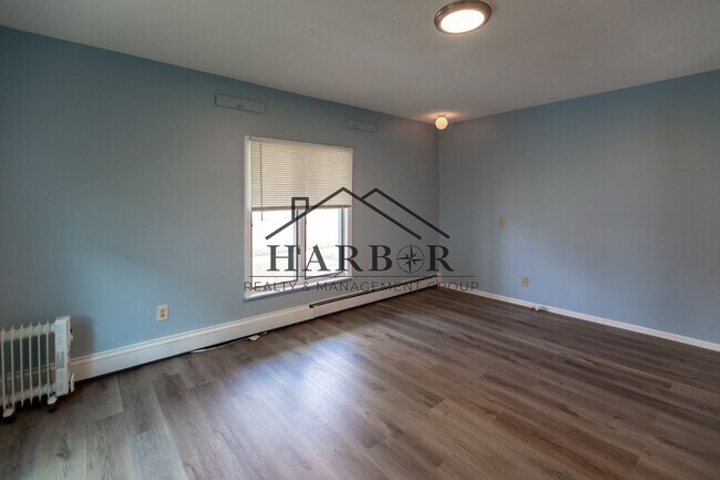 Building Photo - Large 3 Bedroom Apartment!