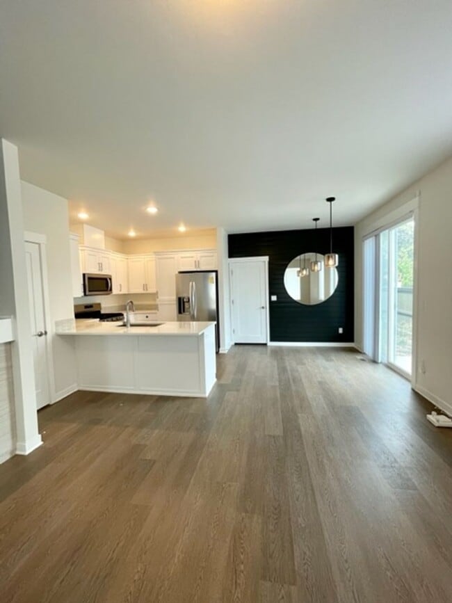 Building Photo - Like new 3 bedroom townhome in SE Bend!