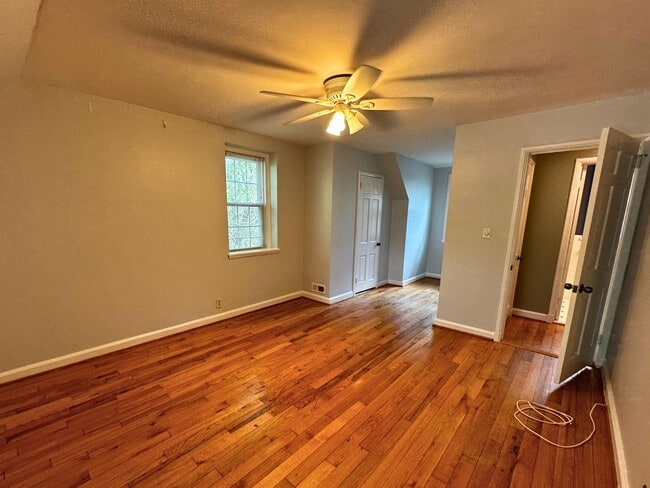 Building Photo - 3 level end unit 1br+den 2ba town house in...