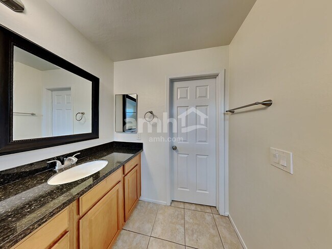 Building Photo - 3005 W Ferruccio Pl