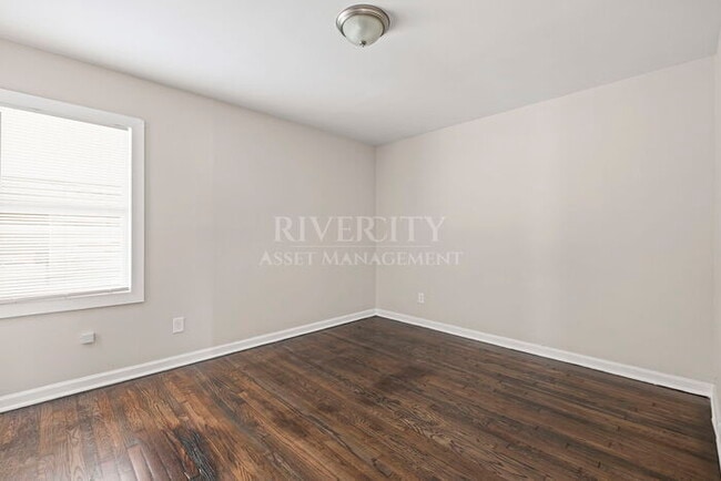 Building Photo - Beautifully Renovated 4 Bed / 2 Bath Home with Over 2,000 Sq Ft! Section 8 Welcomed