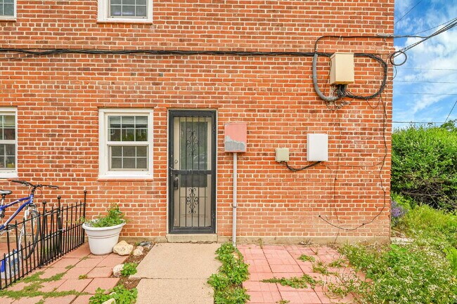 Building Photo - $2,095 - Updated 2 bed/1 bathroom Denver C...