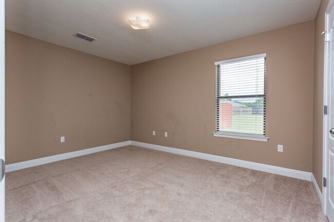 Building Photo - Spacious 4 Bed/3 Bath - Pace Mill Creek