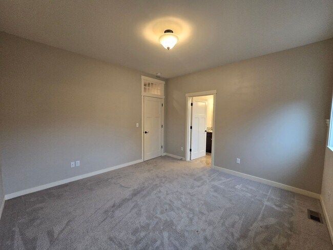 Building Photo - 3 bedroom, 2.5 bathroom house!!!