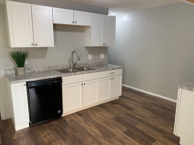 Building Photo - Wonderful 3 Bedroom 1 Bathroom Townhome in...