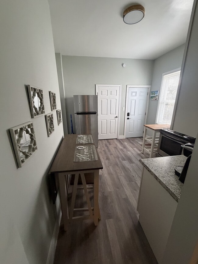 Building Photo - 829 E 27th St