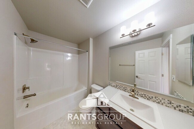 Building Photo - Beautiful 3 bedroom, 2.5 bath, 2-story home in Steilacoom Ridge