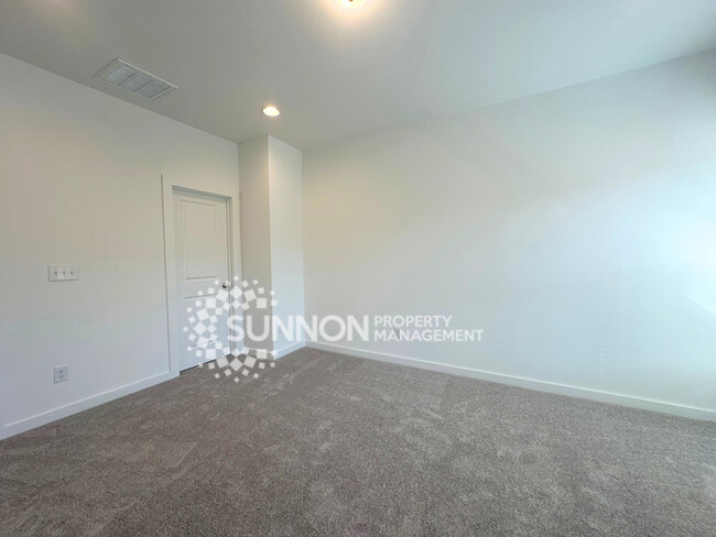 Building Photo - 2 Bedroom, 2.5 Bathroom in Brand New Royal...