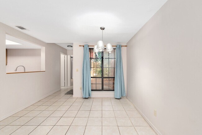 Building Photo - Spacious 3/3 townhome-style condo in Rockwood Villas with washer/dryer