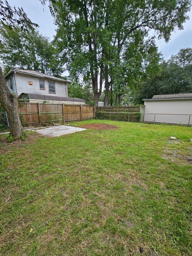 Building Photo - Discover Your New Everyday Haven in Hanahan!