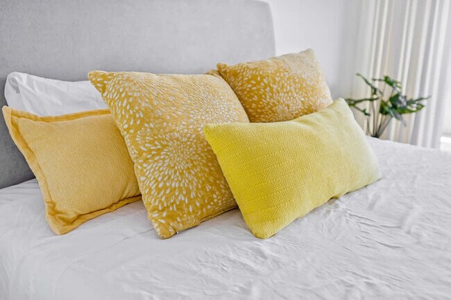 Building Photo - 1717 N Bayshore Dr