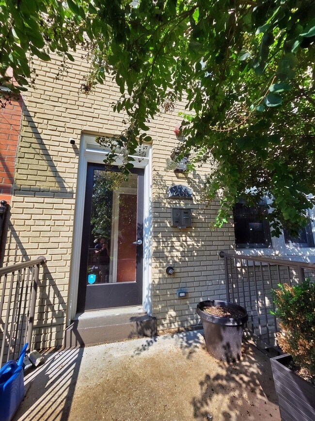 Building Photo - 2446 Ontario Rd NW