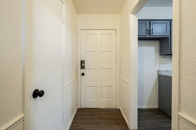 Building Photo - 3 bedroom 2.5 bath - NW Highway and Rockwell