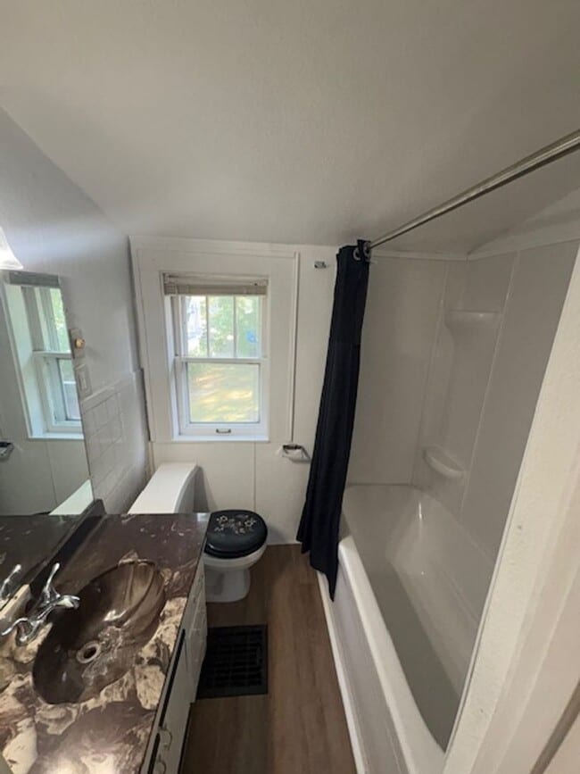 Building Photo - Single Family Home - 3 bedrooms / 2 bathrooms