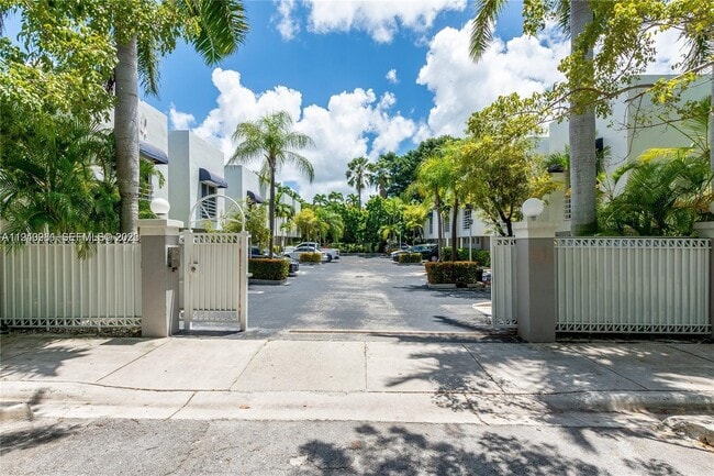 Building Photo - 2945 Bridgeport Ave