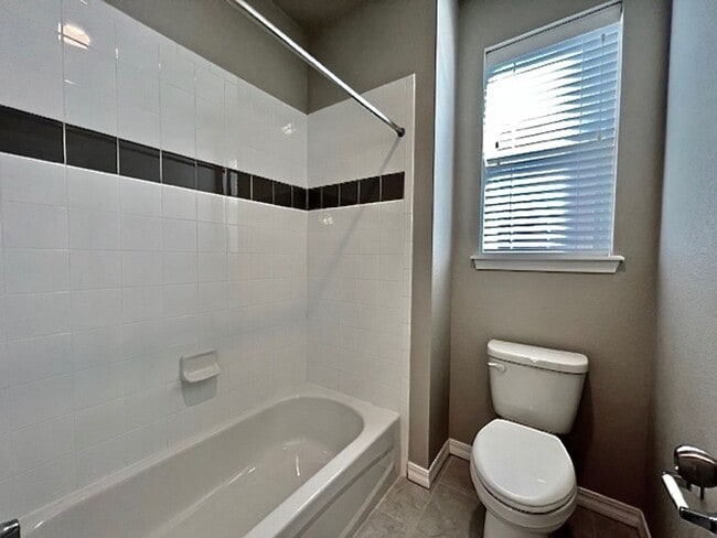 Building Photo - 5 Bedroom Home Close to Downtown Monument!!