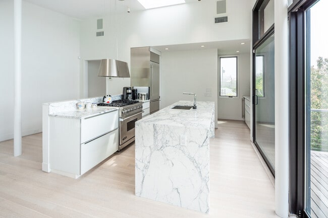 Building Photo - 43 Surfside Ave