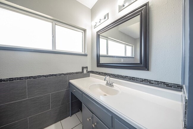 Building Photo - 2901 Nabors Ln